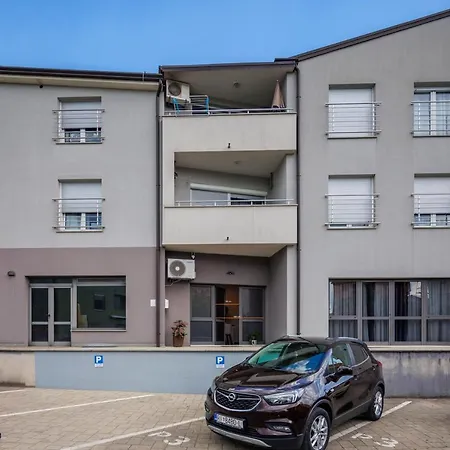 Terra 5 Deluxe Ground Floor Apartment With Private Parking *