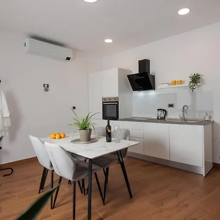 Terra 5 Deluxe Ground Floor Apartment With Private Parking *